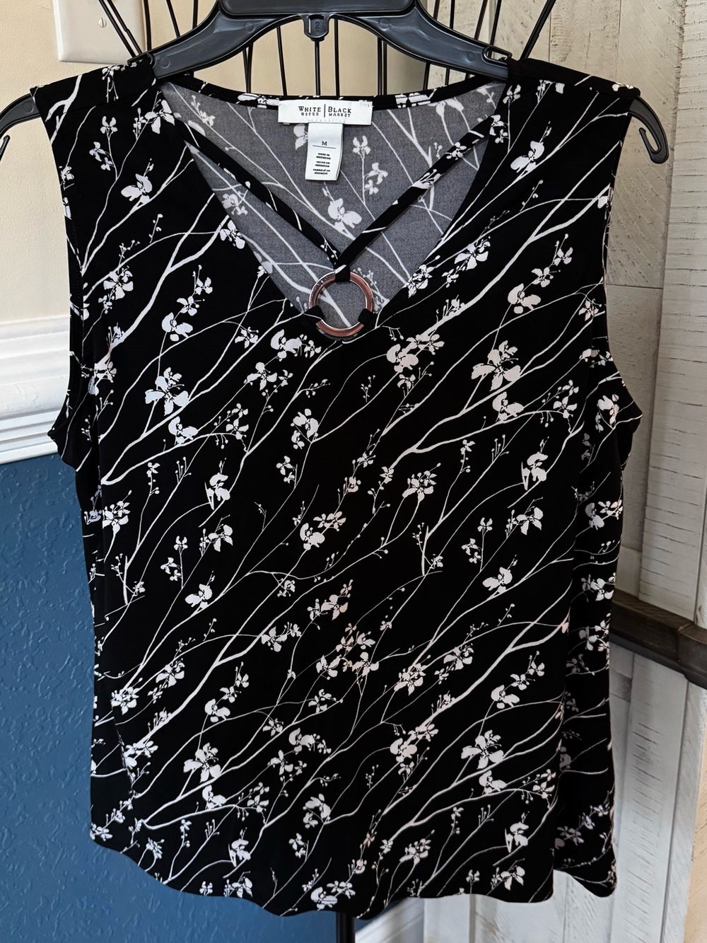 White House Black Market Sleeveless Blouse Medium M Silver Circle Metal Floral